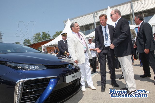 Celebrities de todo el mundo prueban el nuevo Toyota Mirai.