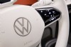 Volkswagen lanza nuevo logo junto al eléctrico ID3.