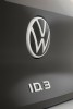 Volkswagen lanza nuevo logo junto al eléctrico ID3.