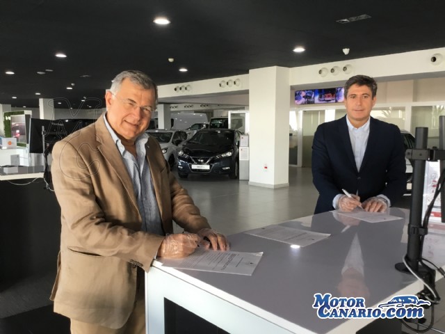 Nissan Arimotor Tenerife entrega 10 nuevos Leaf a la Autoridad Portuaria.