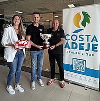 Cerný exhibe su trofeo del Rallye Montecarlo en el Ayuntamiento de Adeje.