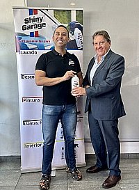 Colaboración entre la piloto Raquel Acosta y Shiny Garage.